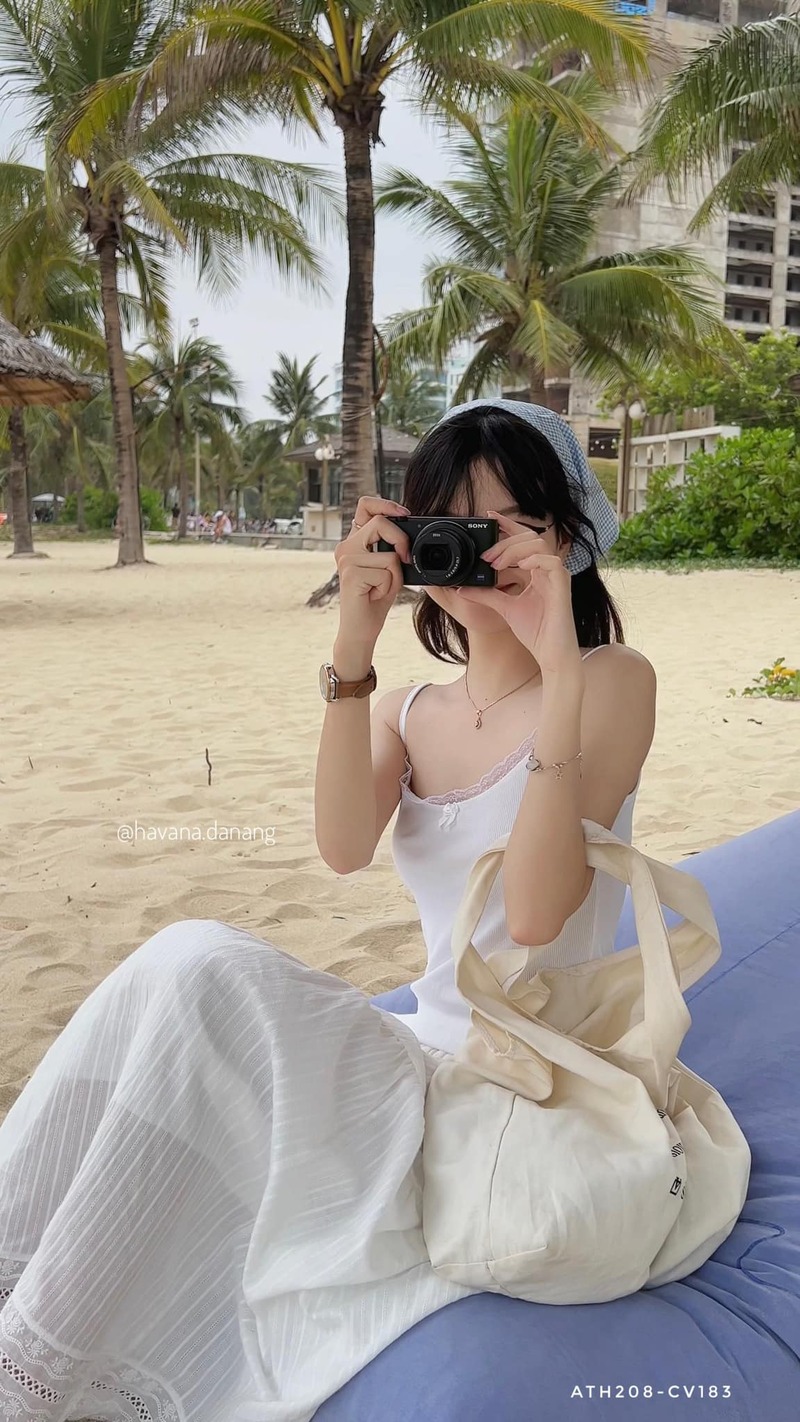 gái xinh mặc áo hai dây