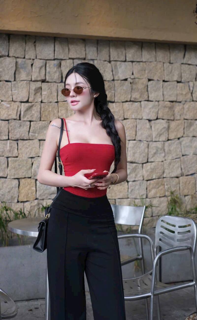 ảnh gái xinh mặc áo 2 dây