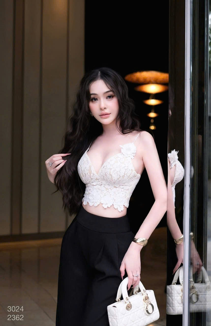 gái xinh mặc áo hai dây