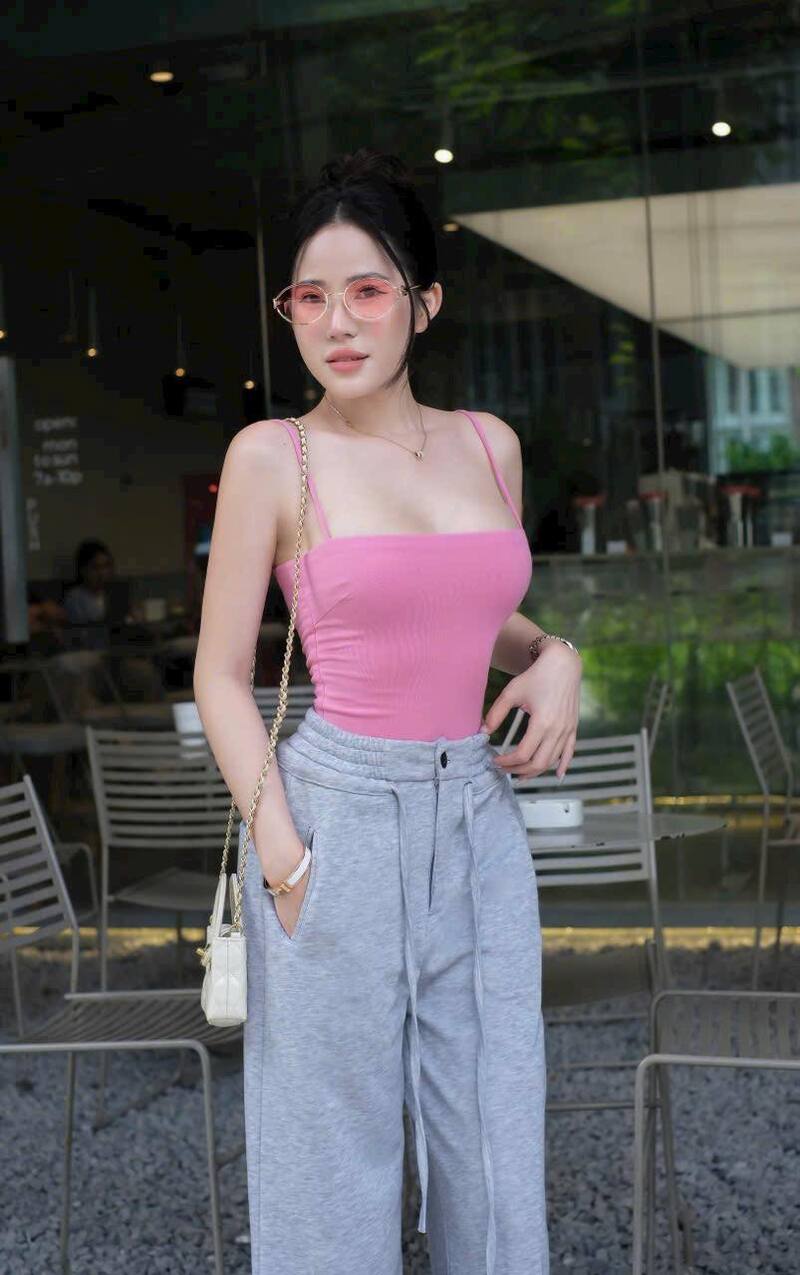 gái xinh mặc áo hai dây