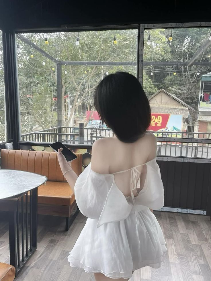 ảnh gái đẹp tóc ngắn che mặt