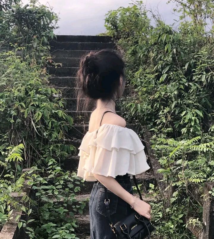 gái đẹp tóc ngắn che mặt