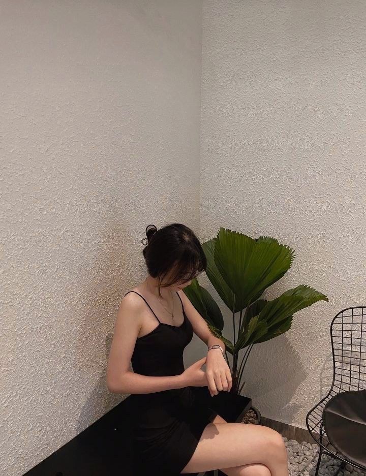 ảnh gái xinh tóc ngắn che mặt