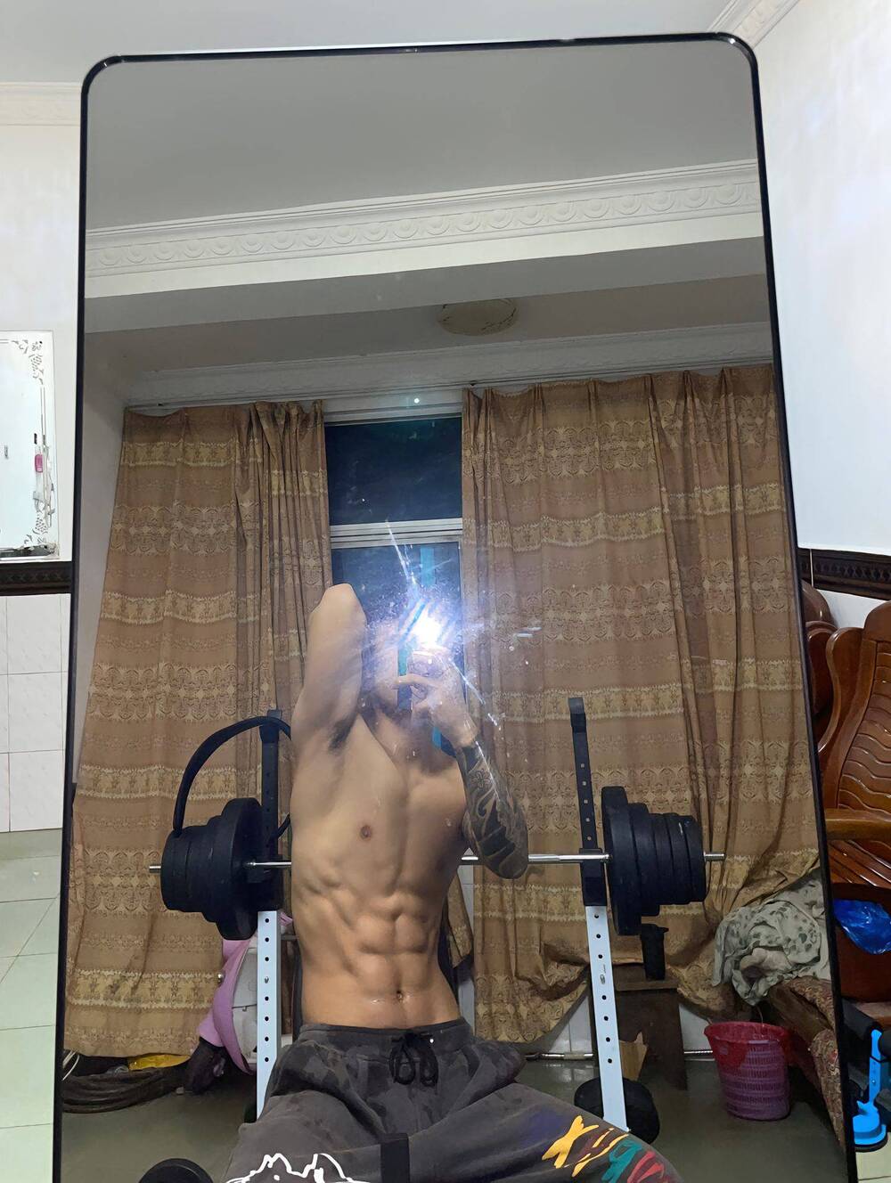 trai đẹp chụp trước gương