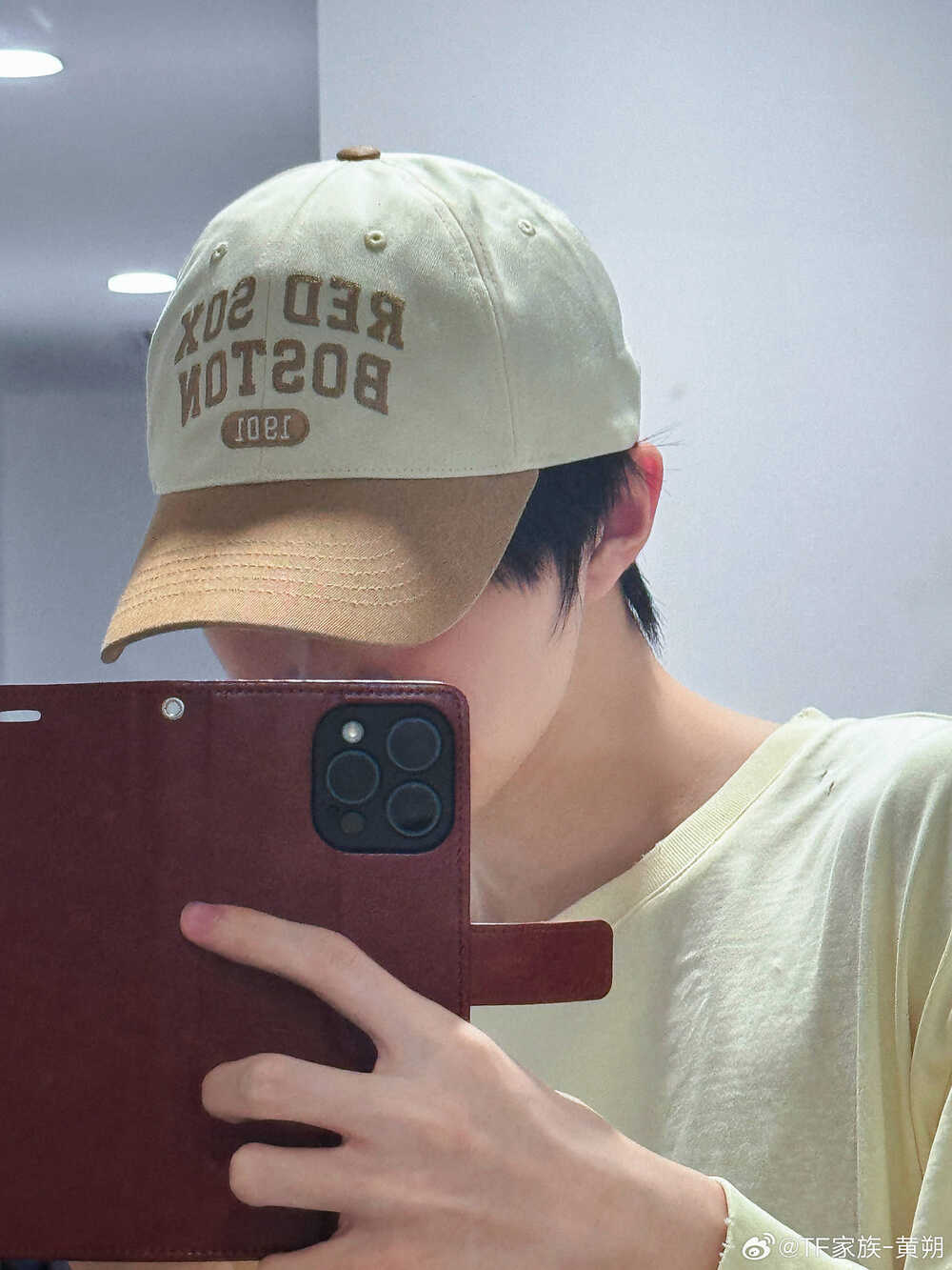 ảnh trai chụp trước gương