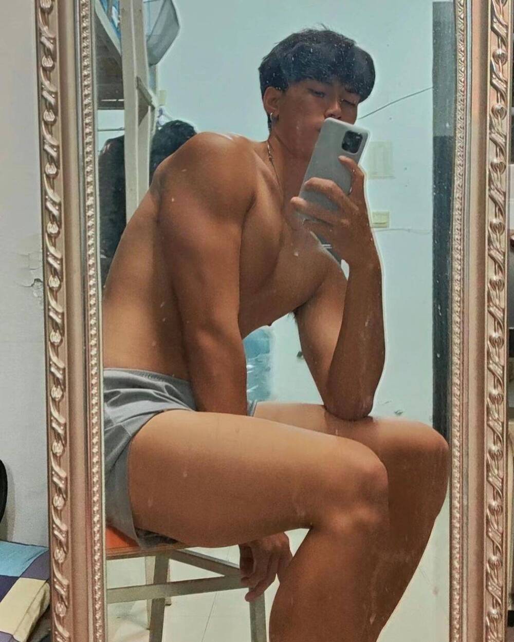 ảnh trai chụp trước gương