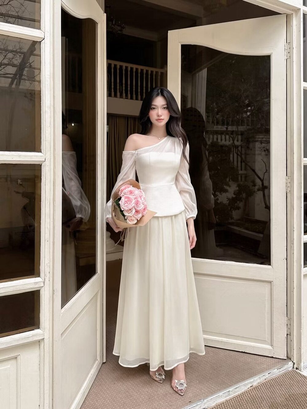 gái xinh mặc váy trắng