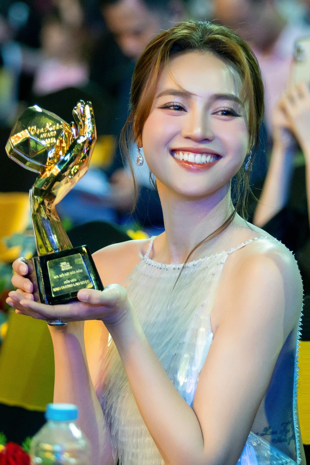 gái xinh mặc váy trắng ngắn