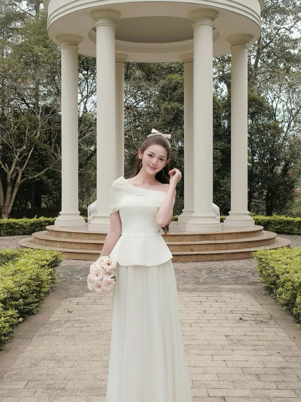 gái xinh mặc váy trắng ngắn