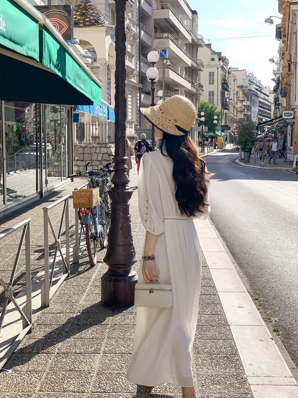 con gái mặc váy trắng