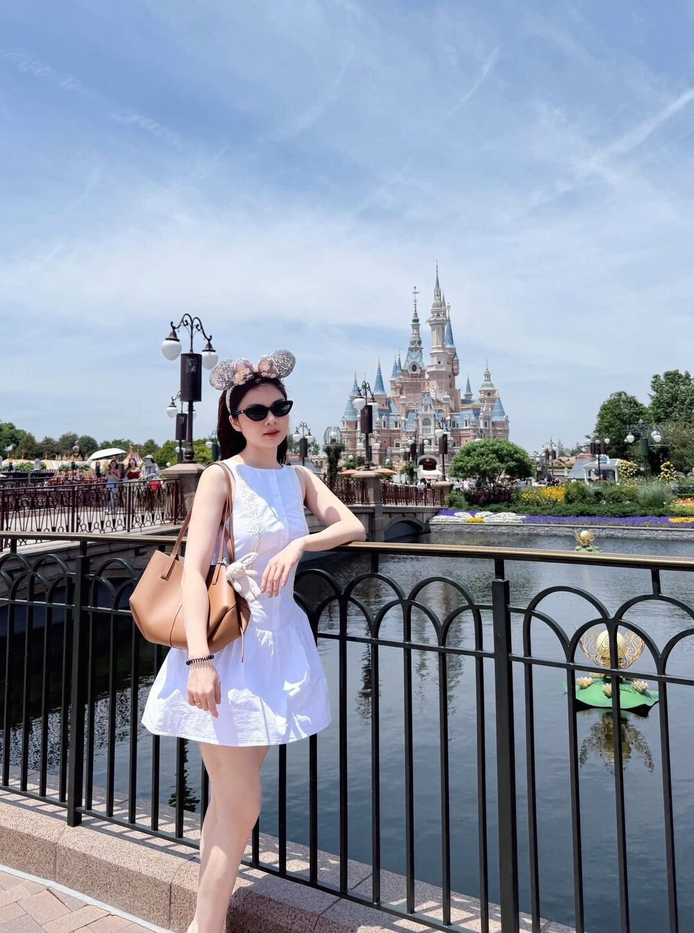con gái mặc váy trắng