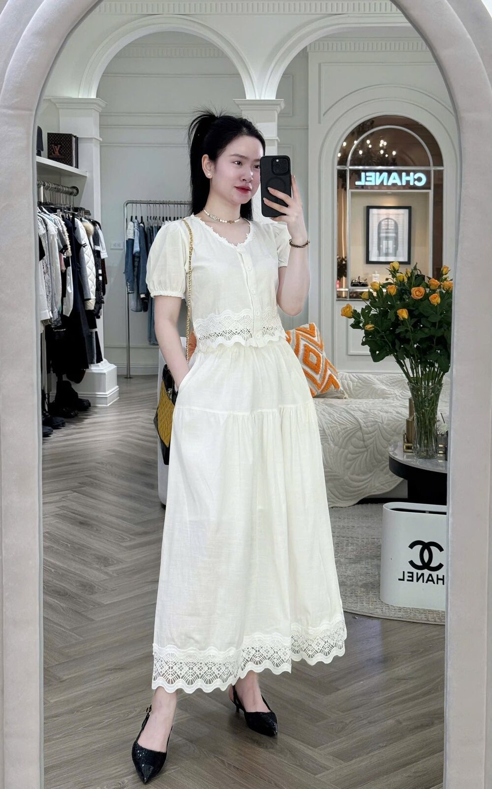gái xinh mặc váy trắng