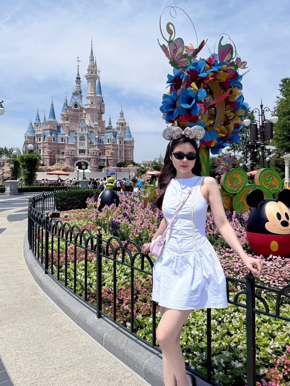 cô gái mặc váy trắng