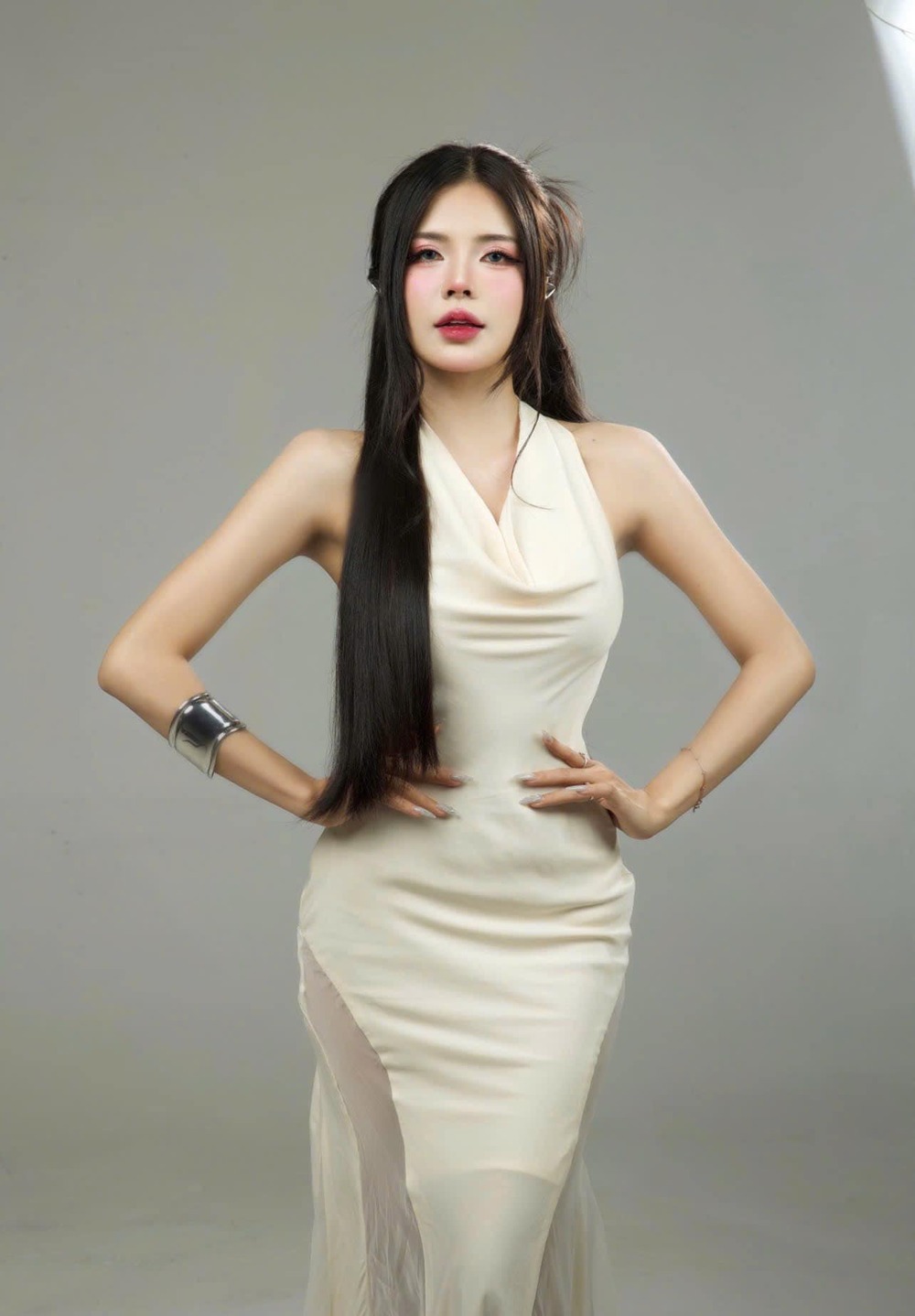 gái xinh mặc váy trắng ngắn
