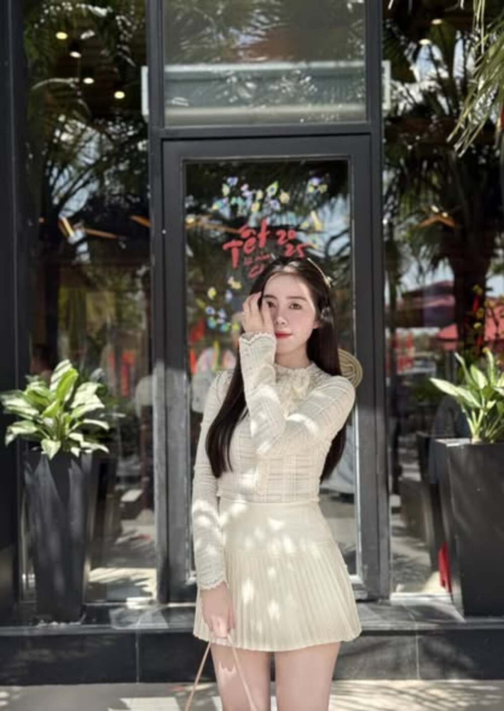 gái xinh mặc váy trắng ngắn