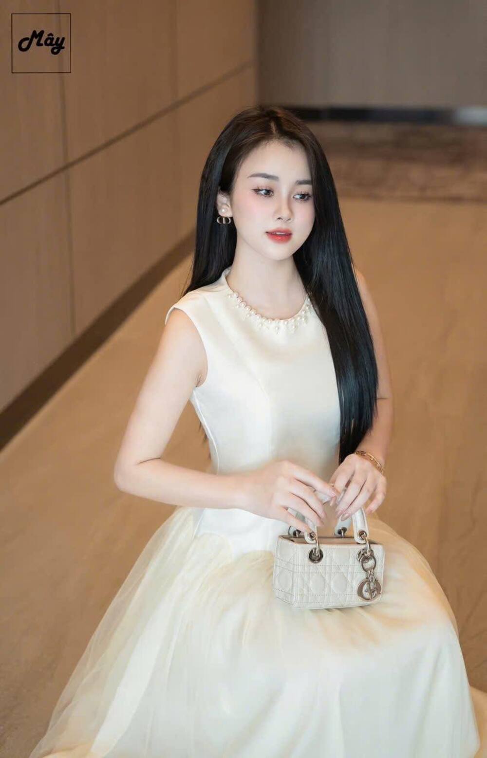 gái mặc váy trắng