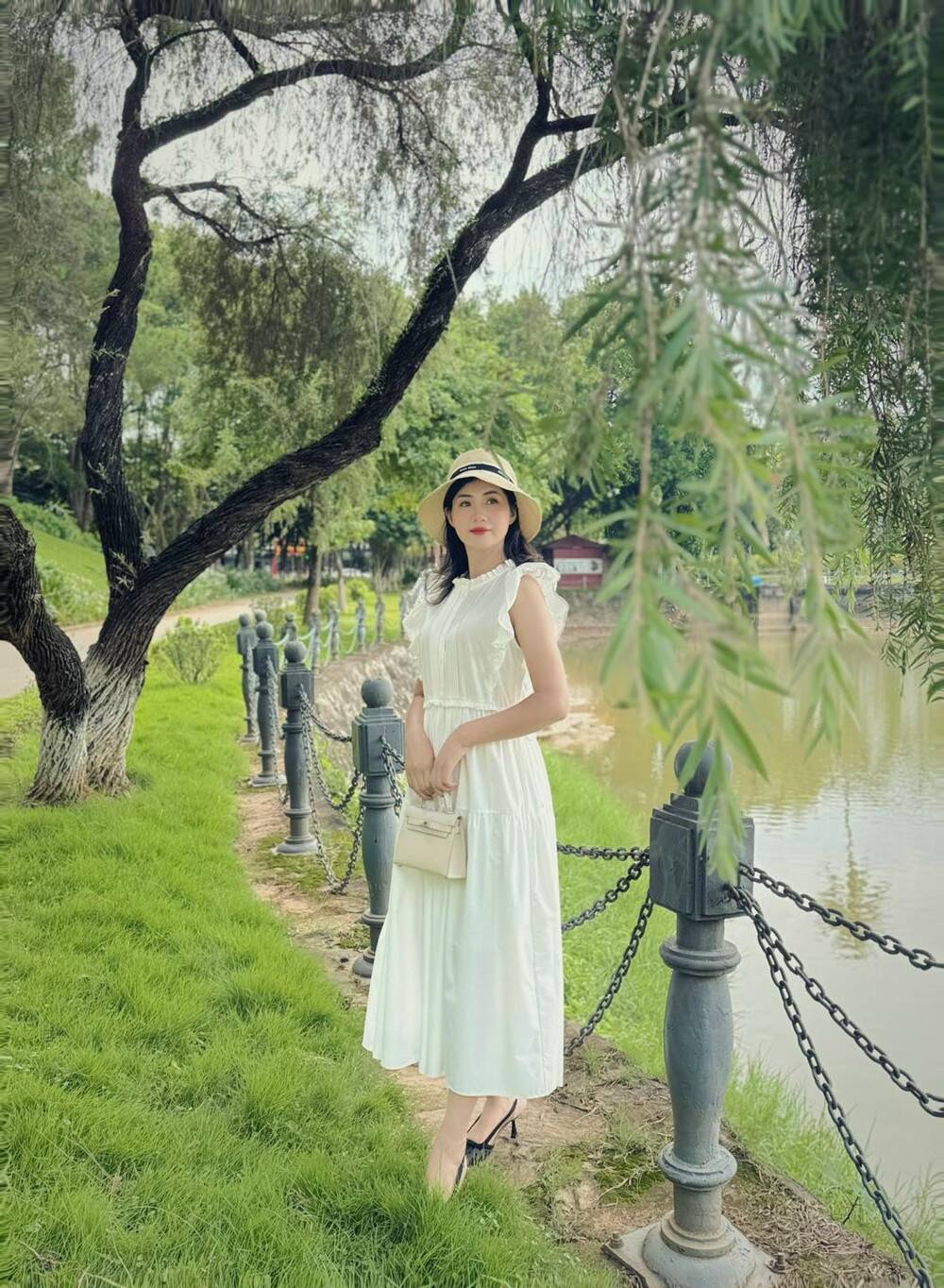 cô gái mặc váy trắng