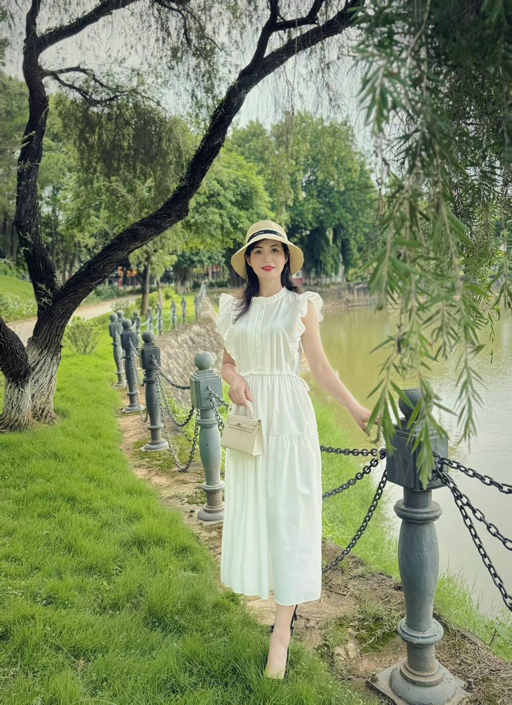 ảnh gái mặc váy trắng