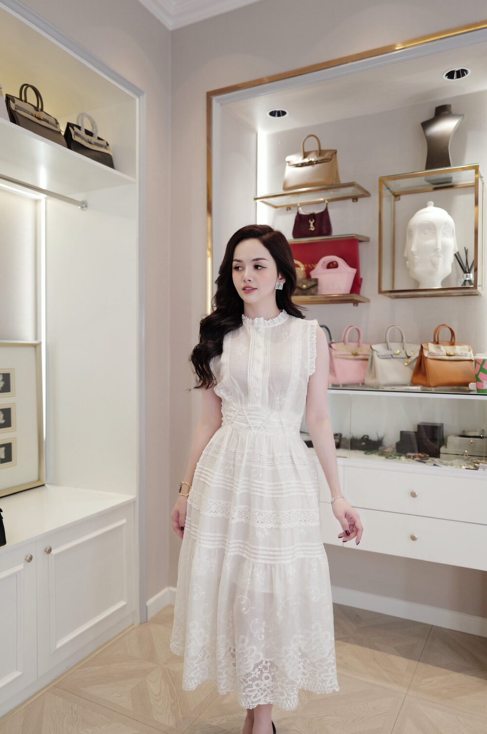 gái xinh mặc váy trắng