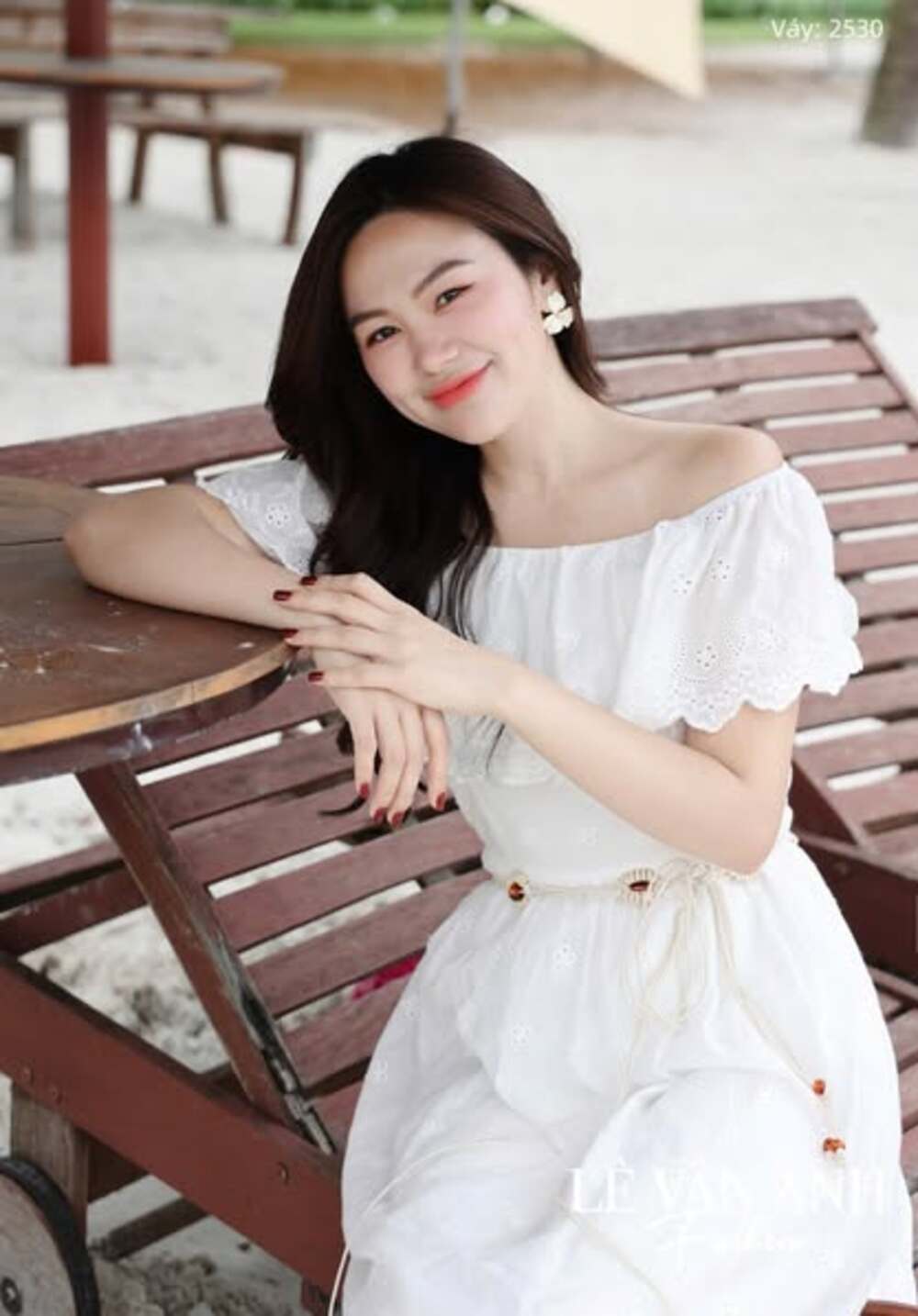 cô gái mặc váy trắng