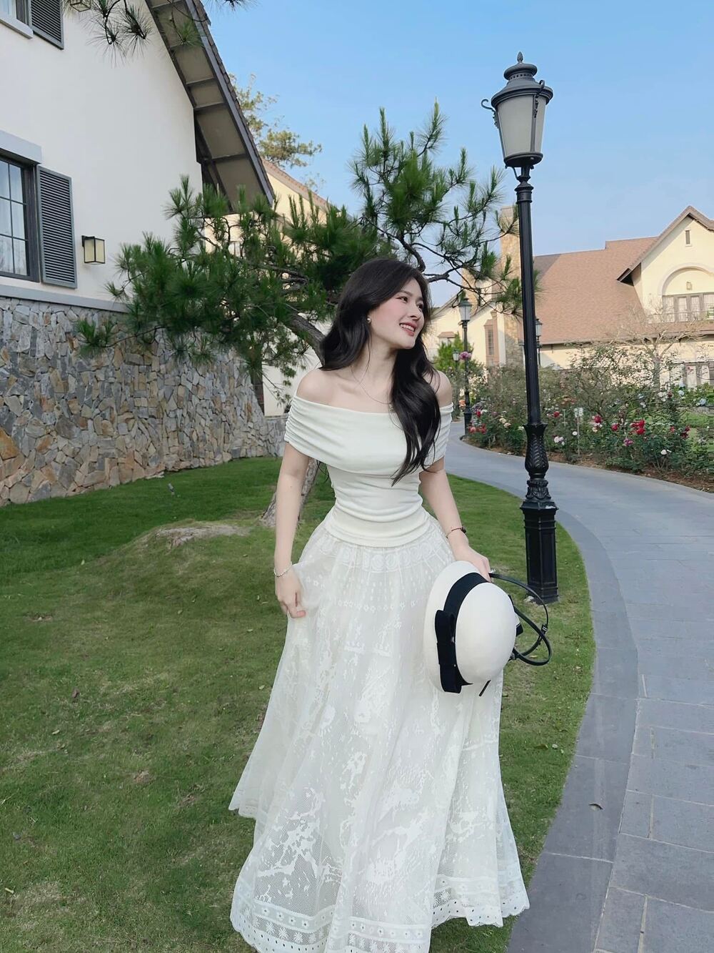 gái xinh mặc váy trắng