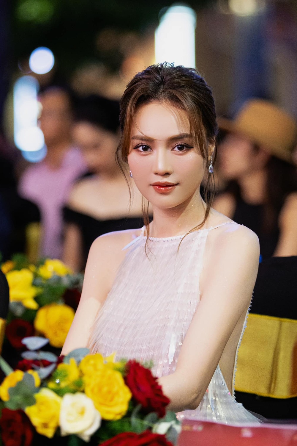 con gái mặc váy trắng
