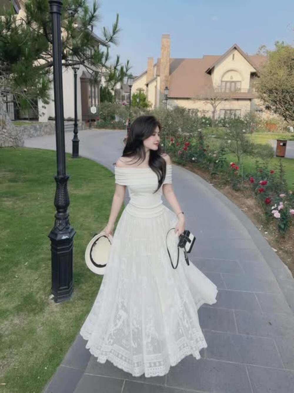 gái xinh mặc váy trắng ngắn