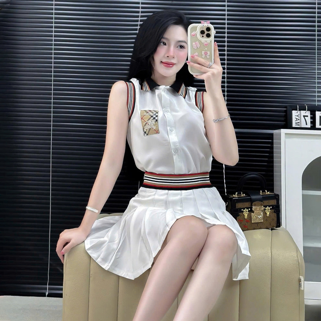 gái xinh váy ngắn xếp ly