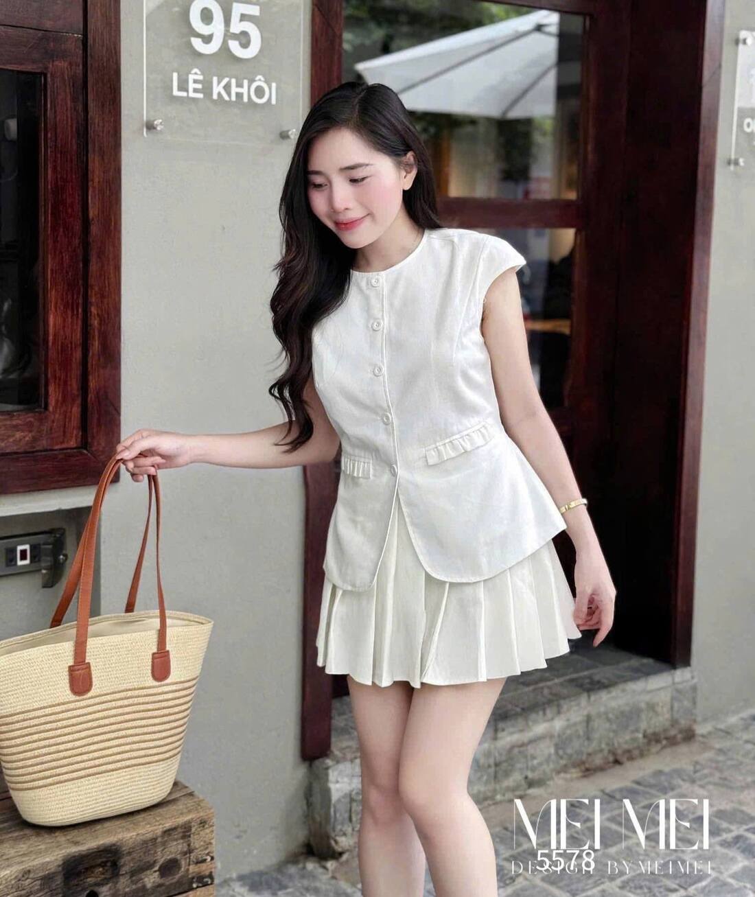 gái xinh mặc váy xếp ly ngắn
