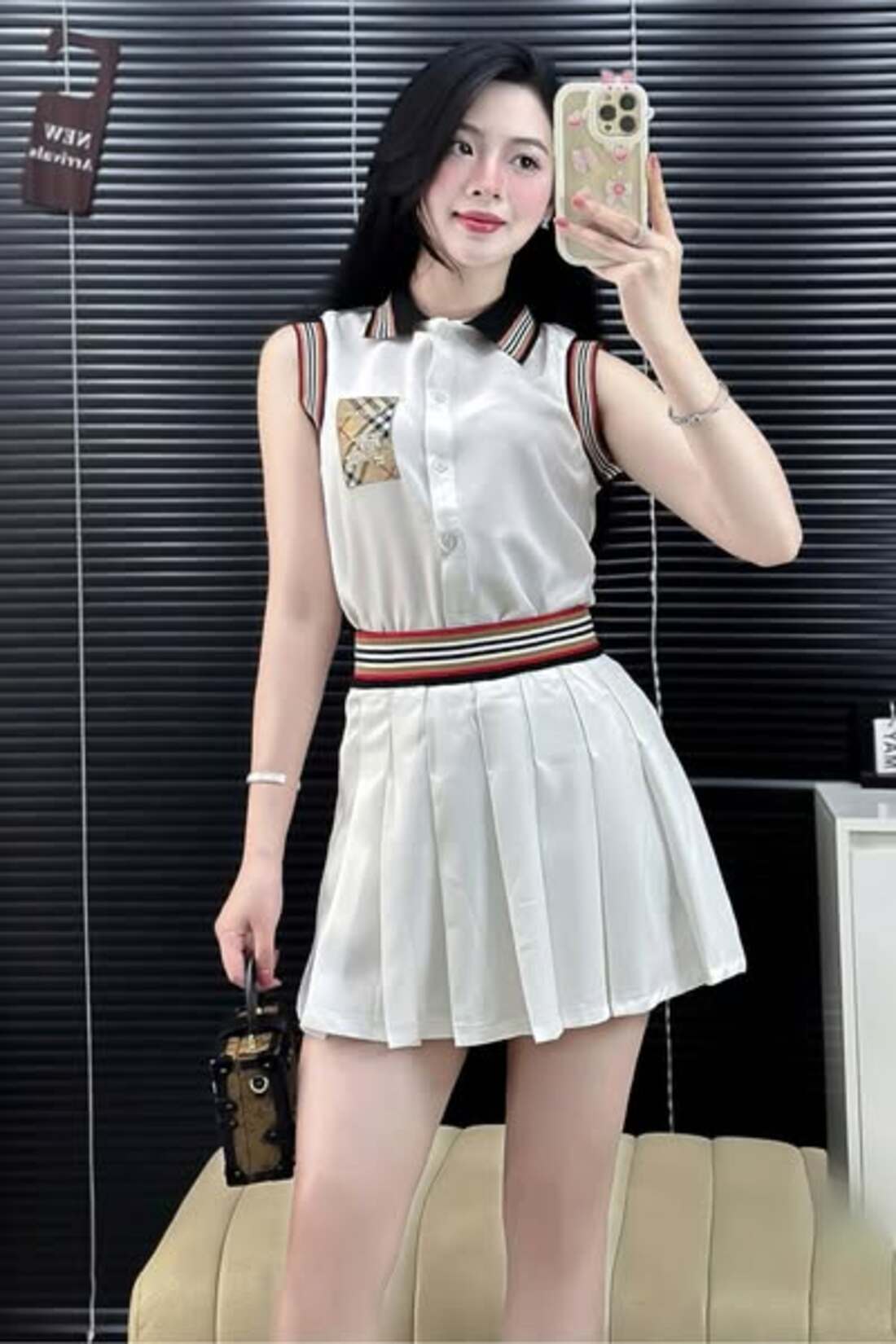 gái xinh mặc váy xếp ly siêu ngắn