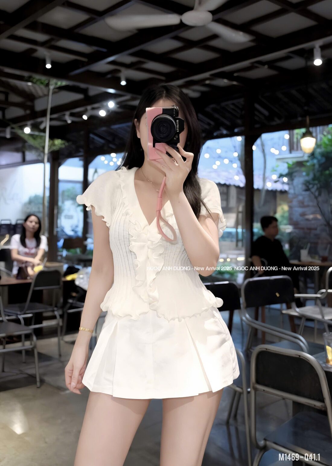 gái xinh mặc váy ngắn xếp ly