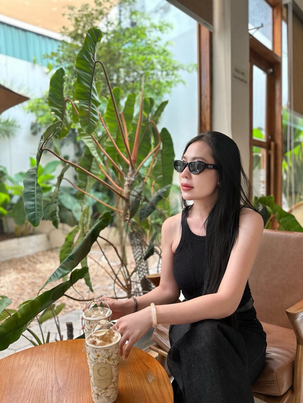 gái xinh tóc dài đeo kính