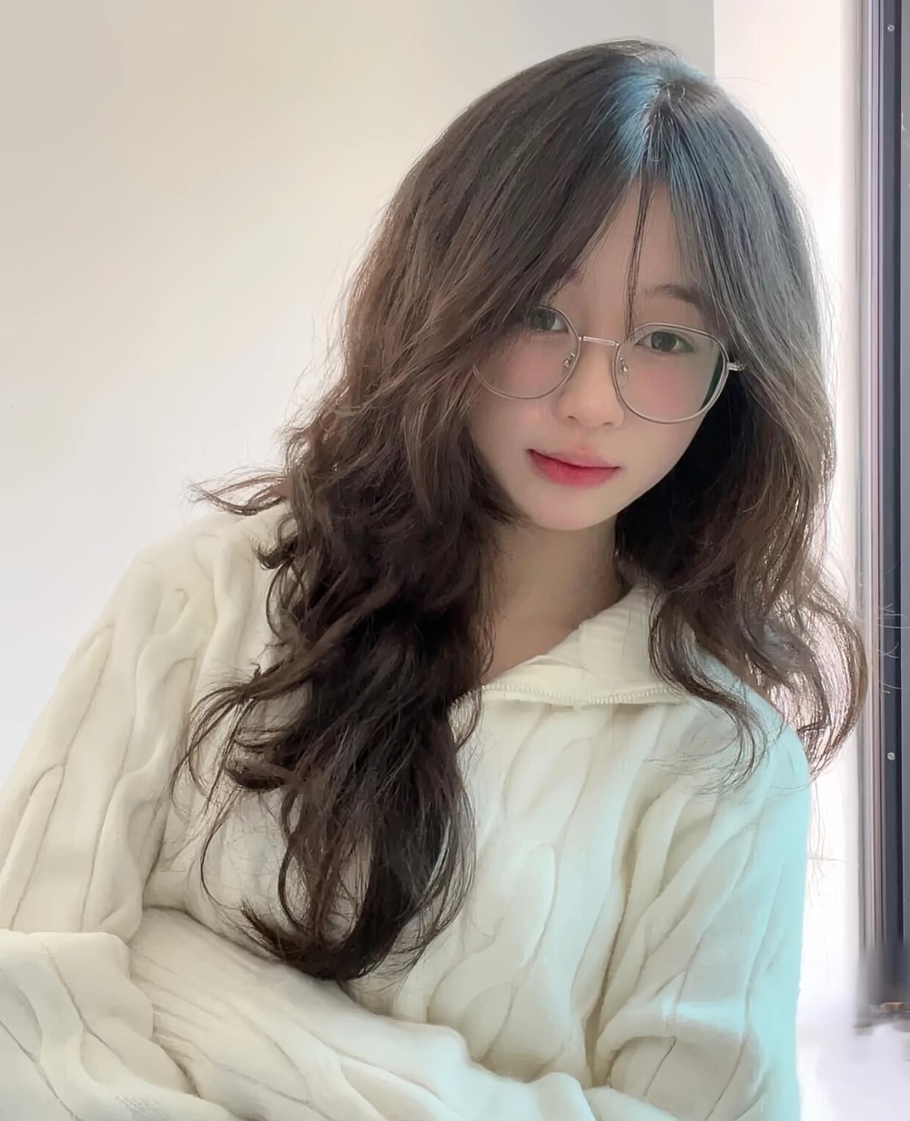 hình gái xinh đeo mắt kính tóc dài