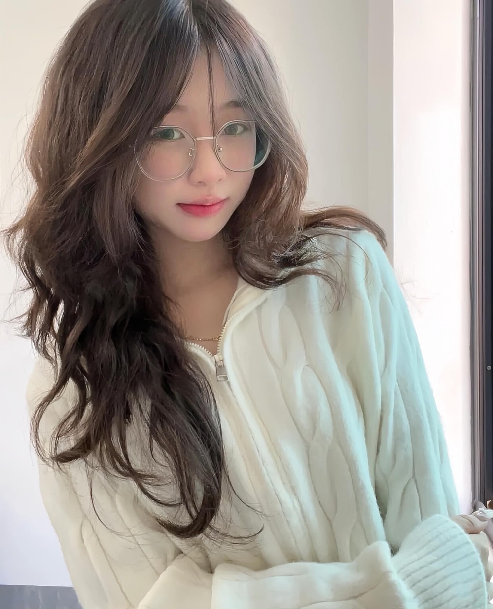 gái xinh tóc dài đeo kính