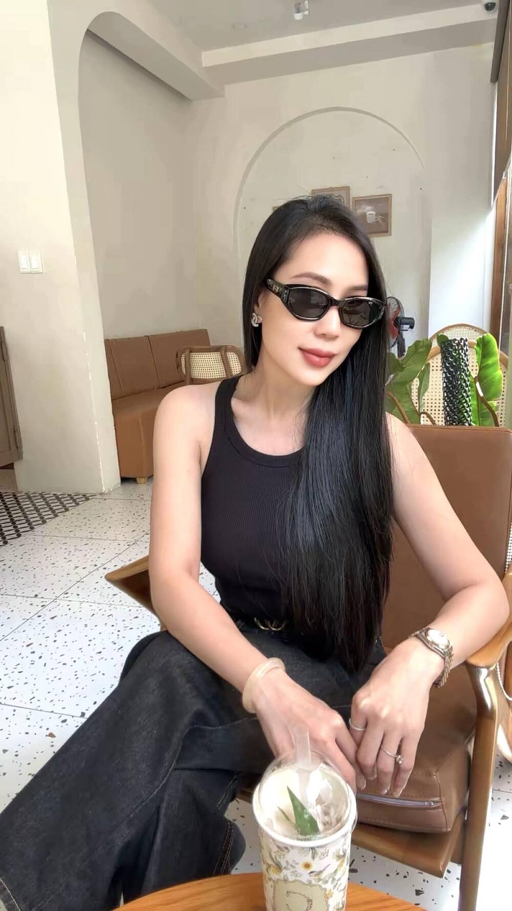 gái xinh tóc dài đeo kính cute