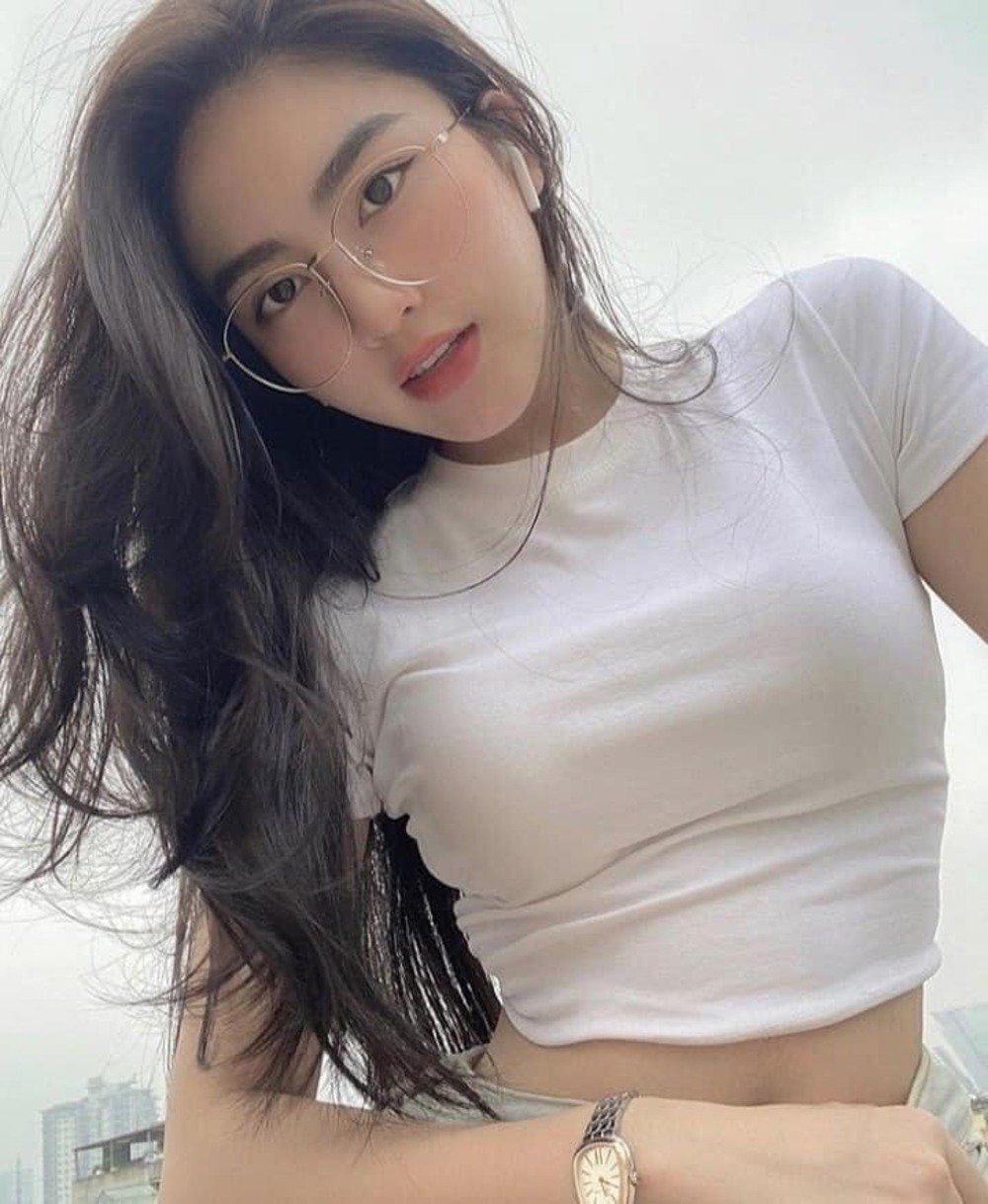 gái xinh tóc dài đeo kính ngầu