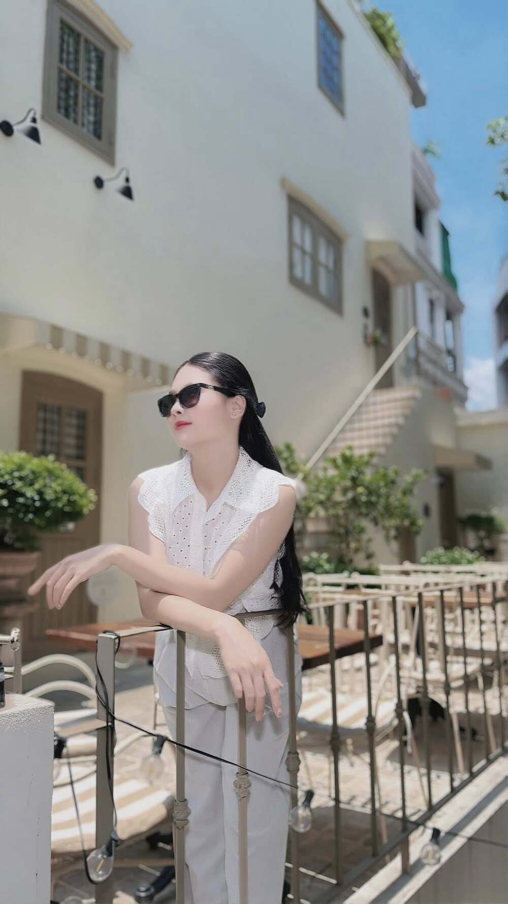 gái đẹp tóc dài đeo kính