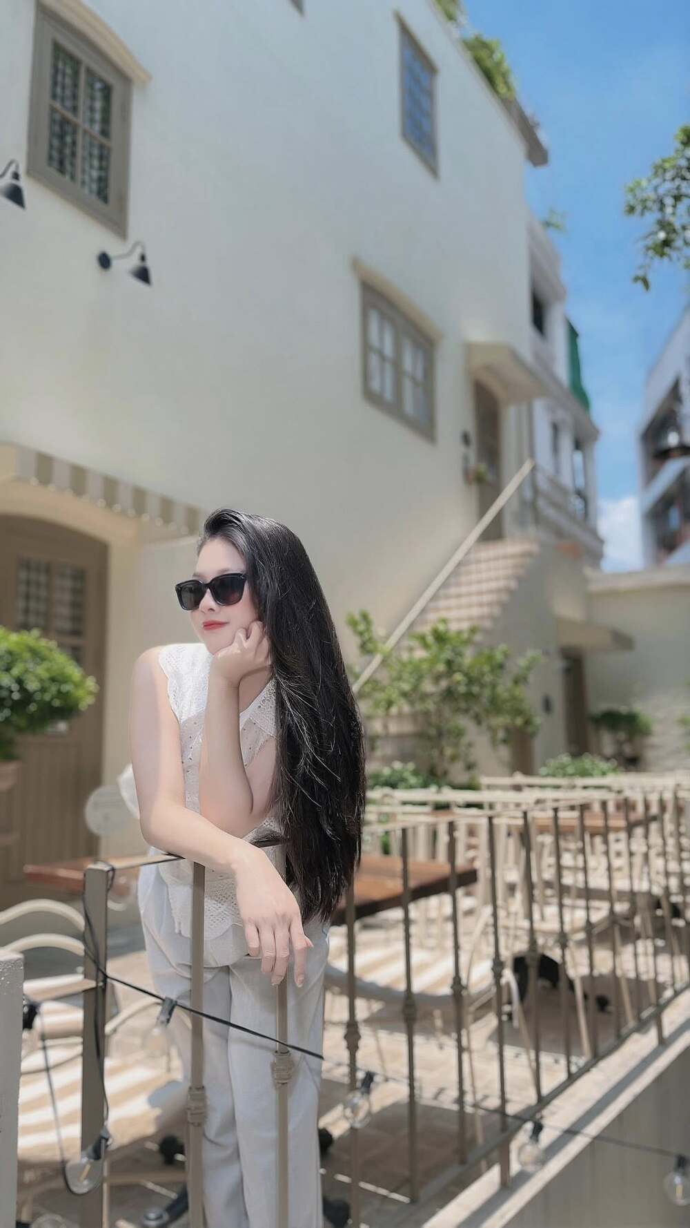 hình gái xinh đeo mắt kính tóc dài