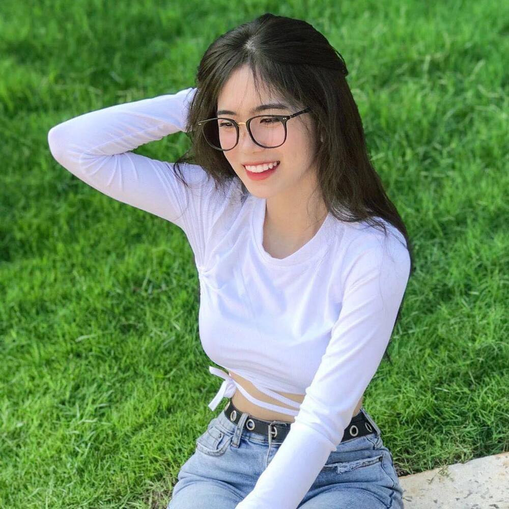 gái xinh tóc dài đeo kính cute