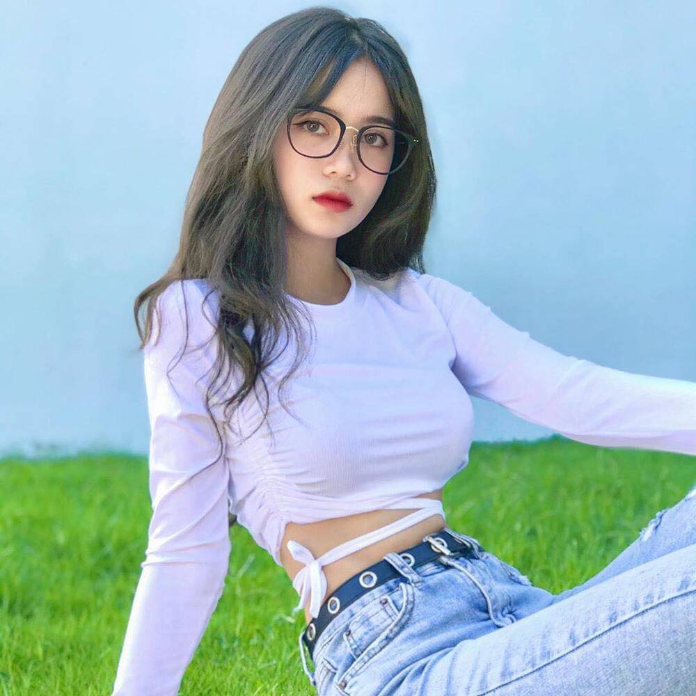 gái xinh tóc dài đeo kính ngầu