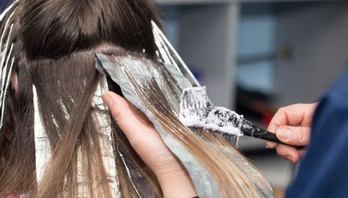 Nhuộm Tóc Bao Nhiêu Tiền? Bảng Giá Nhuộm Tóc Năm 2025 Phương pháp nhuộm tóc tại salon