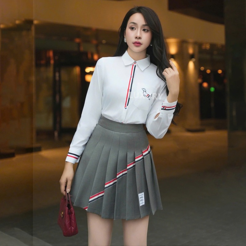 con gái mặc áo sơ mi trắng