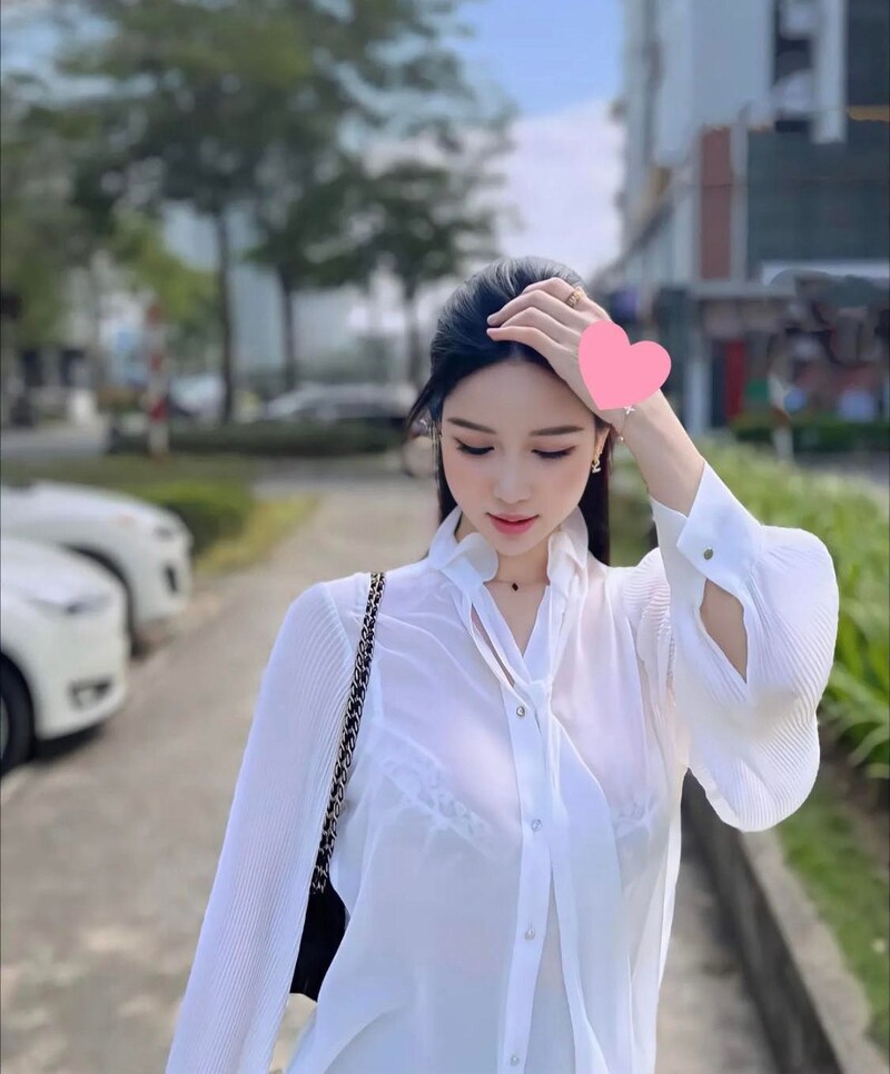 gái xinh mặc sơ mi trắng
