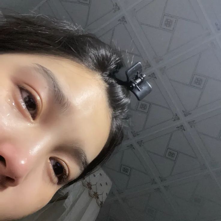 hình cô gái buồn khóc