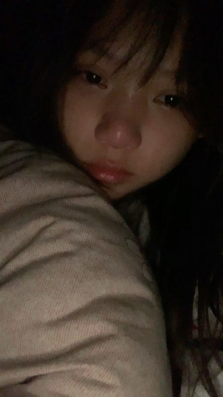 hình ảnh cô gái buồn khóc