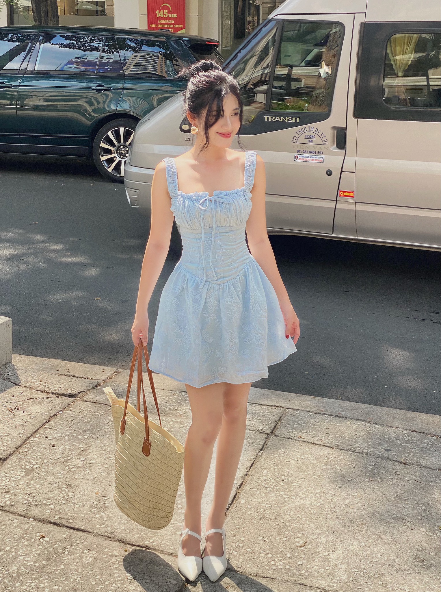 gái xinh mặc váy ngắn