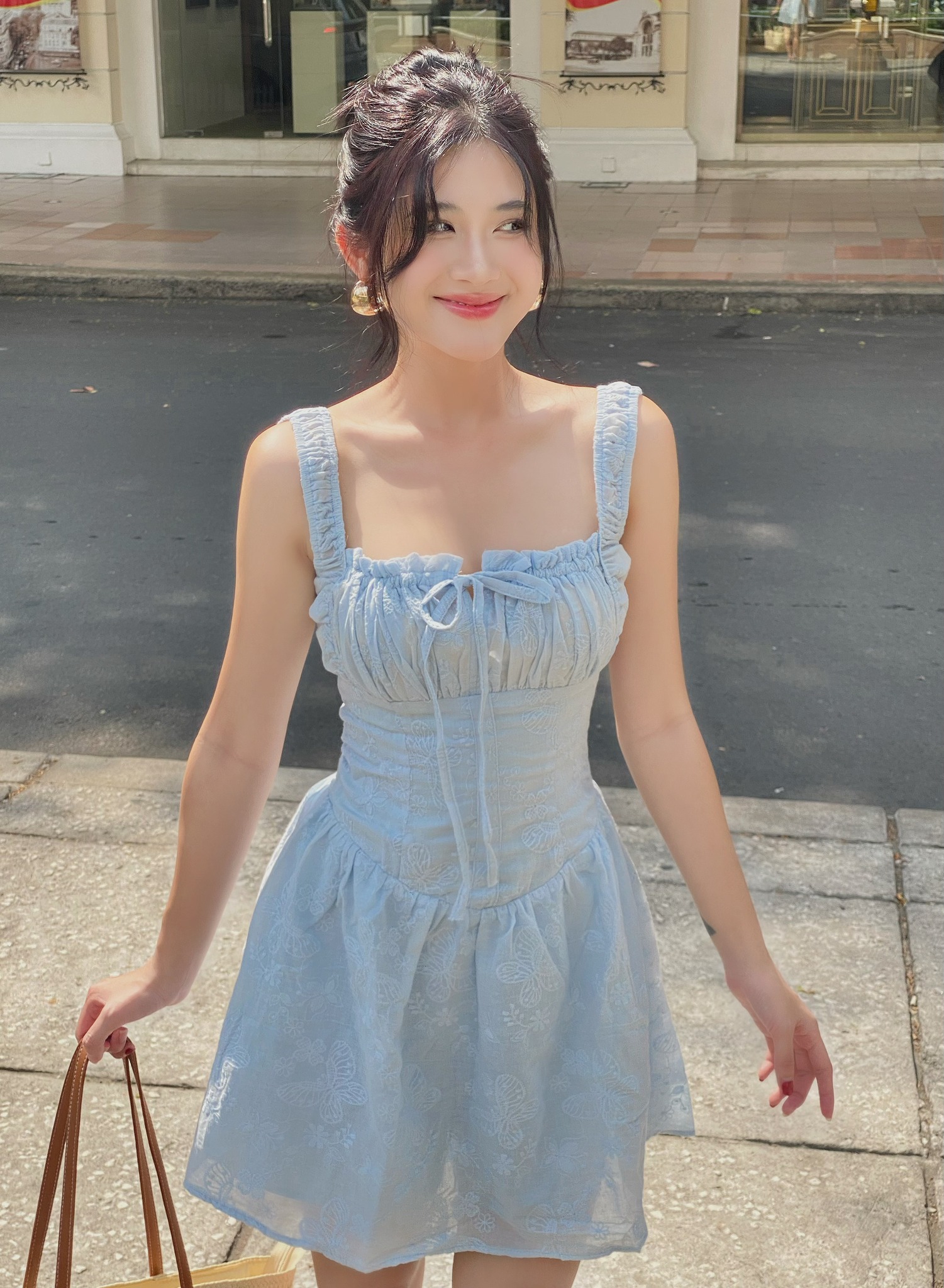 gái xinh mặc váy ngắn