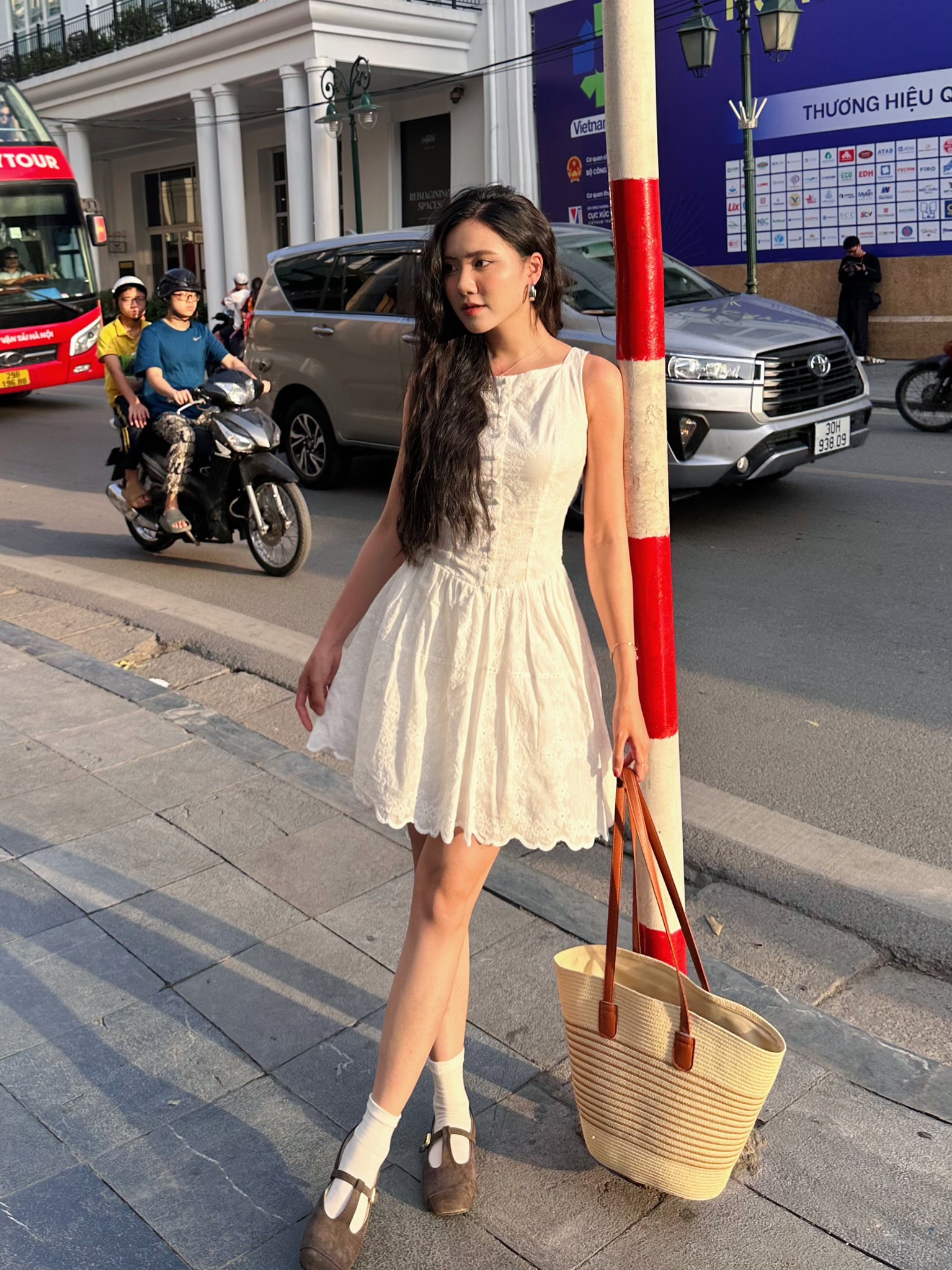 gái xinh mặc váy ngắn
