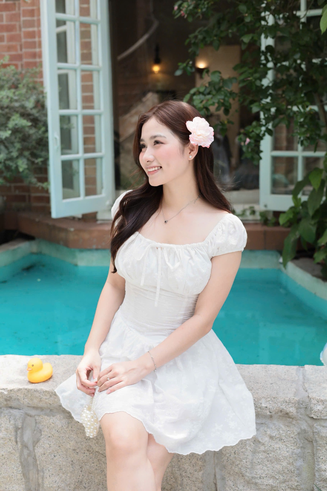 gái xinh mặc váy ngắn