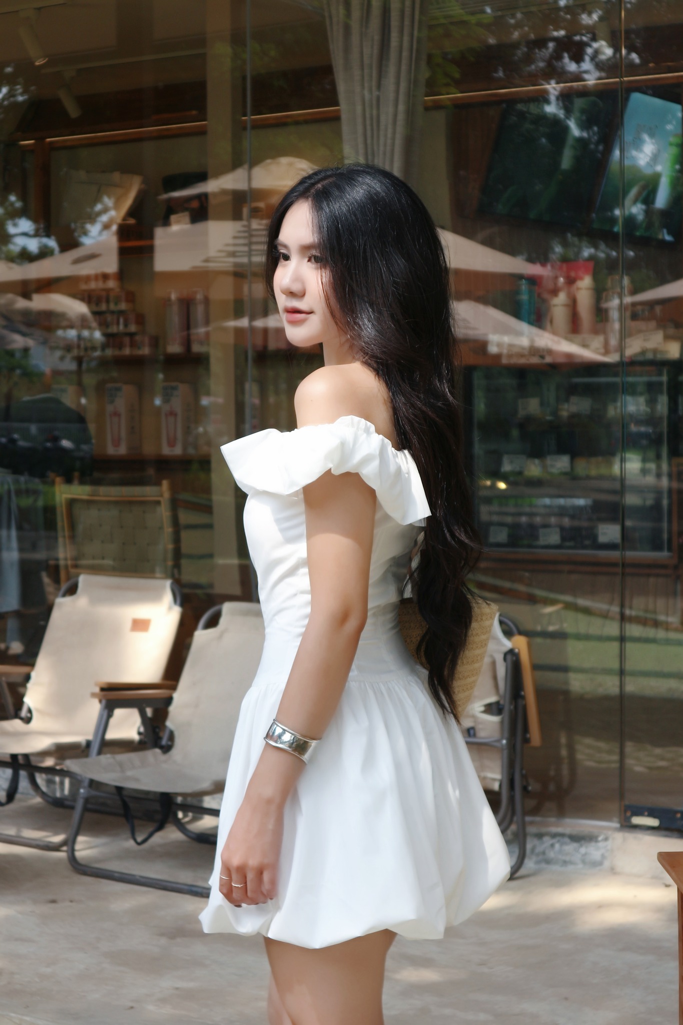 gái xinh mặc váy ngắn